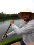 Stijn helpt onze vrouwelijke Vietnamese roeister met roeien