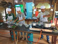 Onze instructeurs en de kookeilanden waarop wij mochten koken