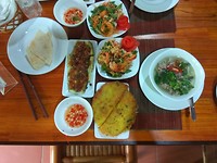 Het eindresultaat: Phó, Banana flower salad, eggplant salad, ban xeo en zelfgemaakte vissaus