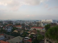 Uitzicht over Da Lat, vanuit een gek torentje in het Crazy House