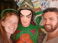 Op de foto met één van de vele wachters