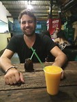 Stijn blij met z'n (erg sterke) rum-cola