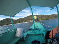 Aankomst op Bamboo Island, met in de verte de 'bamboehutjes'