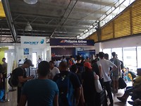 ...en eindigt bij de balie van Philippine Airlines