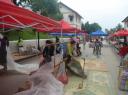 Opzetten van nachtmarkt Luang Prabang