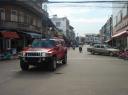 Klein contrast, hummer vs. achterbuurt in Laos
