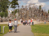 De heuvel met kruizen