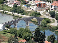 De brug over de Trebisnjica rivier in Trebinje