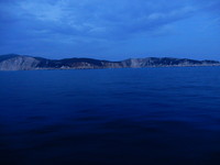 De Griekse kust by night
