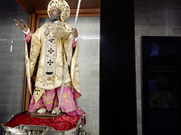 Sint Nicola in een glazen kast.