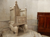Stenen troon in de kerk