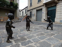 Spelende bronzen kids in Melfi