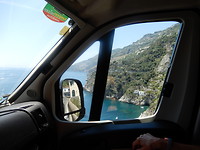 Rijden en rijden langs de kust