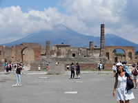 De Jupiter tempel aan het Forum, met de Vesuvius op de achtergrond