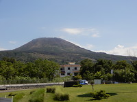 De Vesuvius op afstand