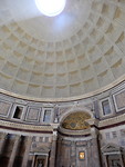 Open dak koepel van het Pantheon. Gebouwd in 27 v.C. door Agrippa, schoonzoon van Augustus.