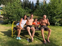 Family picture op camping bankje