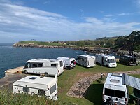 Overzicht campingplaats eind van de dag