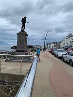 Boulevard met monument gevallenen
