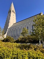 De Hallgrimskirka van opzij