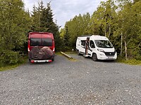 Een camping met bomen
