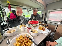Team overleg met nasi goreng