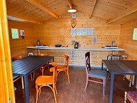 De meeste campings hebben een kleine ruimte om te koken (en warm te worden)