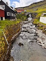 In het dorp Haldorsvik