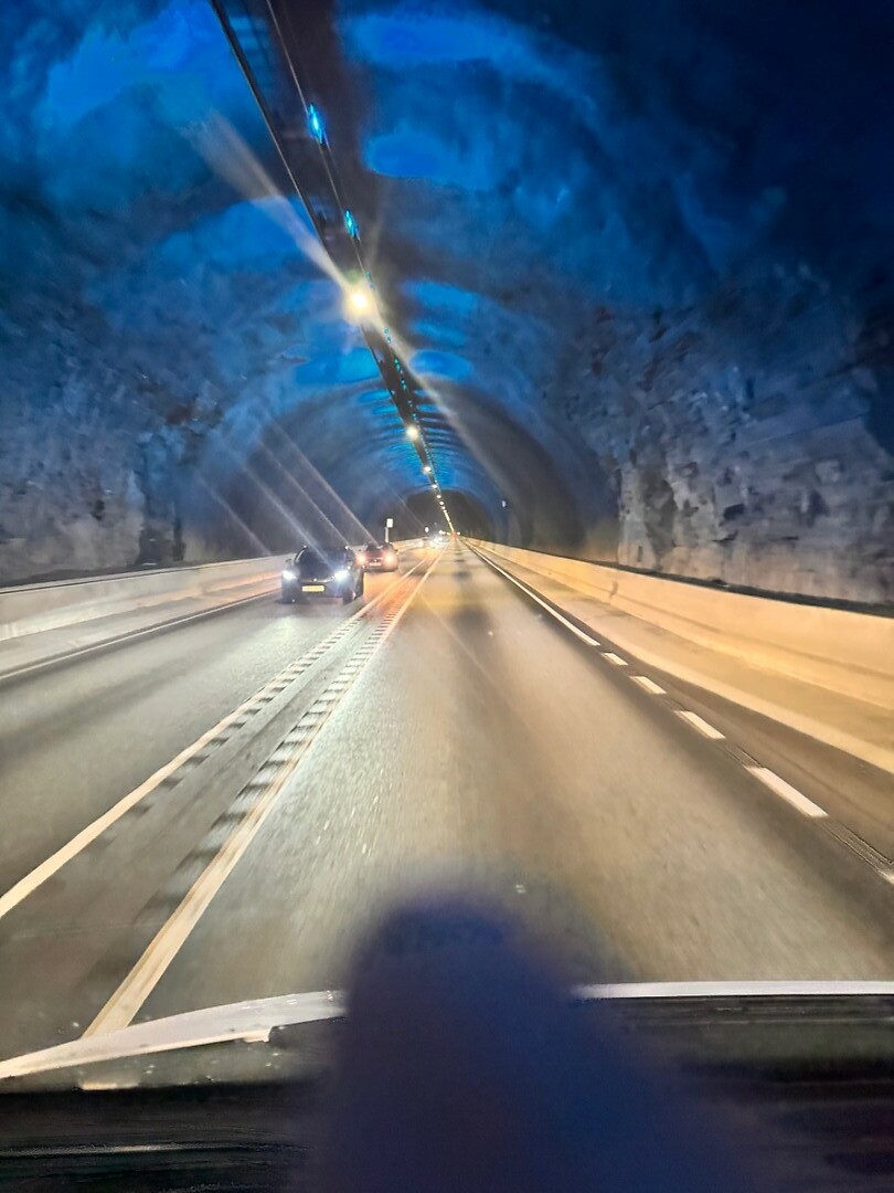 Tunnel onder de zee van eiland naar eiland