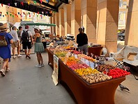 Op de markt, macarons in alle kleuren