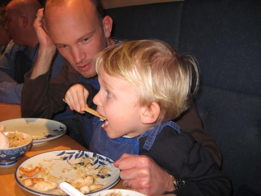 Rijst eten met stokjes