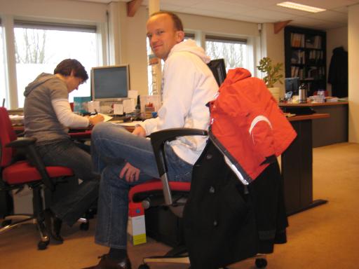 Kijk daar is papa aan het tekenen (Foto by Storm)