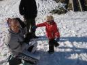 Lekker papa onder de sneeuw gooien