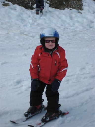 Met de handen op de knieen