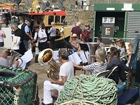 De fanfare speelt kerkliedjes