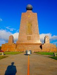 Schaduw Henk met Mitad del mundo