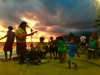 Reggae met zonsondergang Akena beach