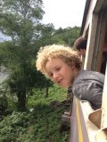 Aïm en trein hangen tegen de afhangene rotsen