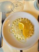 Seadas, typisch nagerecht, gefrituurde ravioli met kaas en honing