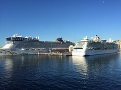 Cruise schepen in de haven van Napels