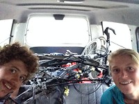In het busje. Nu nog zonder extra bagage en personen