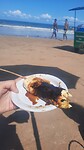 Gegrilde kaas met honing op t strand is een ding in Brazilië
