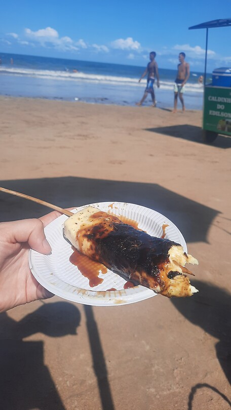 Gegrilde kaas met honing op t strand is een ding in Brazilië