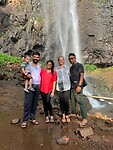 Met fans bij de waterval