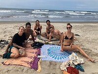 Strand met de crew