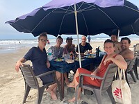 Eten op t strand met de crew