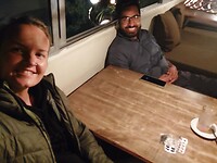 Arjun / het is super chill om zo op de grond te zitten in een restaurant