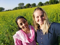 Met Twinkle in hun mosterdveld