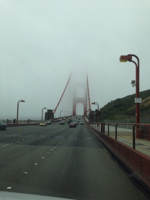De Golden Gate Bridge in de wolken