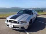 Ford Mustang GT met Alcatraz op de achtergrond
